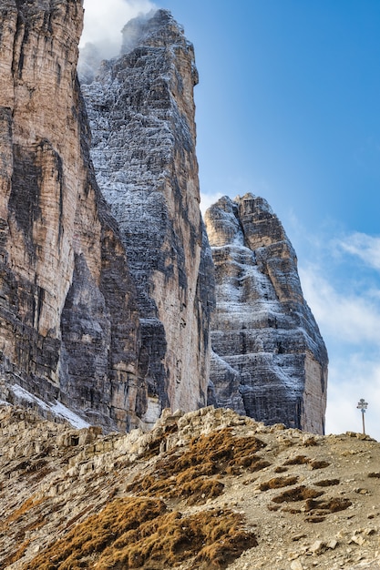 Famosa vista de Tre Cime di Lavaredo montañas rocosas vista desde la ruta de senderismo, Dolomitas, Italia