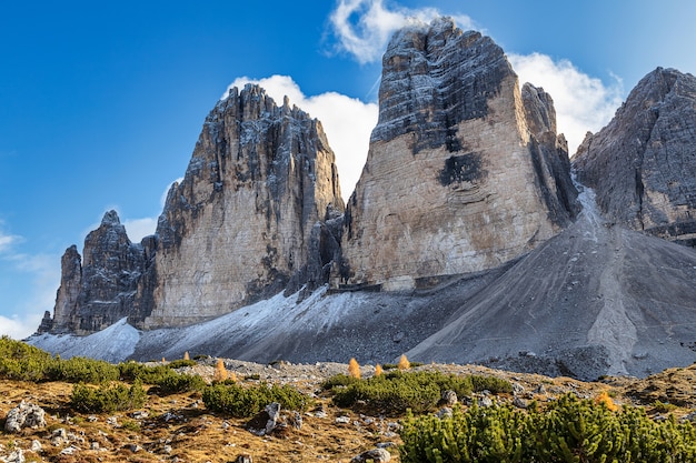 Famosa vista de Tre Cime di Lavaredo montañas rocosas vista desde la ruta de senderismo, Dolomitas, Italia