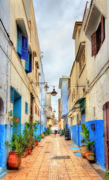 Foto famosas casas azuis e brancas na kasbah dos udayas em rabat, um patrimônio da unesco em marrocos