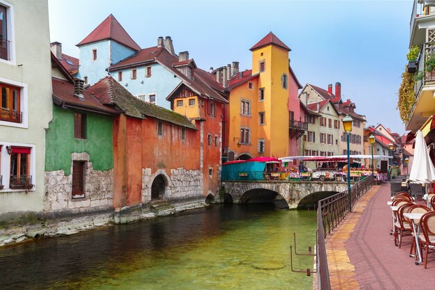 Famosas casas de colores y el río Thiou en la mañana en la ciudad vieja de Annecy, Venecia de los Alpes, Francia