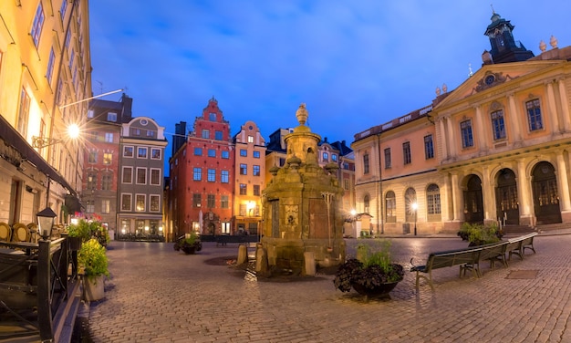 Famosas casas coloridas en la plaza stortorget en el casco antiguo de estocolmo suecia