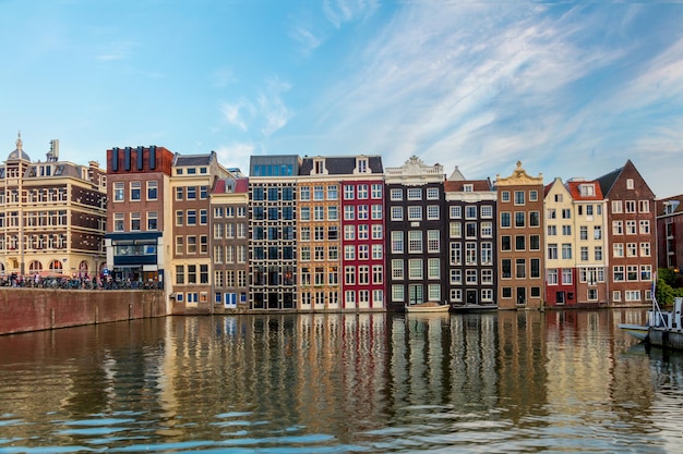 Famosas casas de Ámsterdam Las casas están en el agua y tienen un hermoso reflejo Distrito turístico Damrak Estas casas son famosas en todo el mundo Ámsterdam Holanda Europa