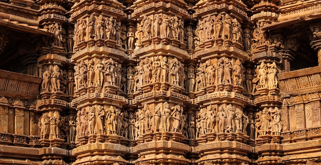 Foto famosas esculturas em pedra de khajuraho