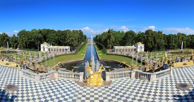 Foto famosas fuentes petergof en san petersburgo rusia