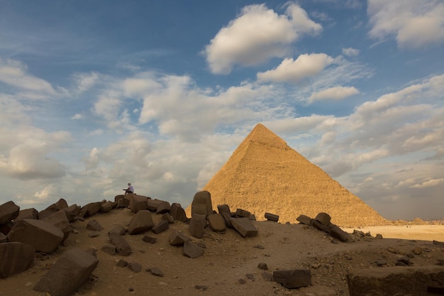 Famosas grandes pirámides de Giza en el desierto de arena en El Cairo