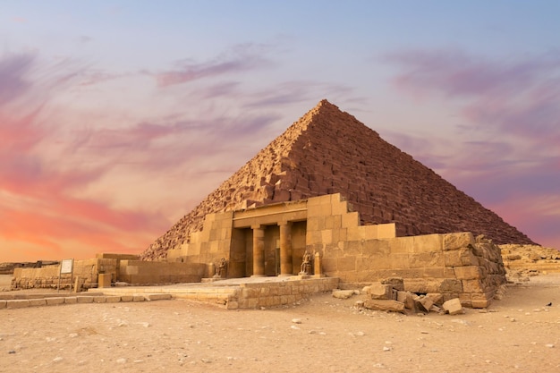 Famosas grandes pirámides de Giza en el desierto de arena en El Cairo