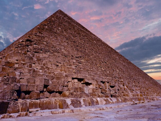 Foto famosas grandes pirámides de giza en el desierto de arena en el cairo