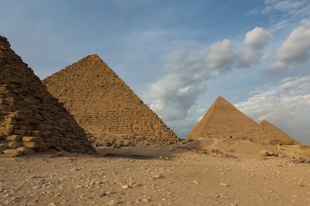 Famosas grandes pirámides de Giza en el desierto de arena en El Cairo