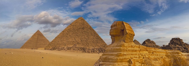 Famosas grandes pirámides de Giza en el desierto de arena en El Cairo