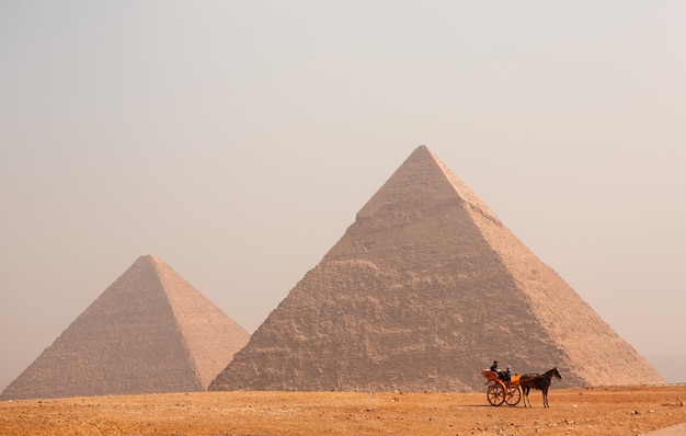 Famosas pirámides egipcias de Giza. Paisaje en Egipto. Pirámide en el desierto