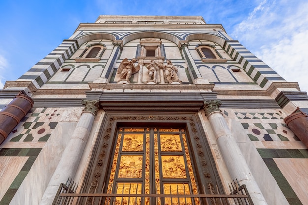 Las famosas Puertas del Paraíso de Lorenzo Ghiberti en el Baptisterio de Florencia. Italia