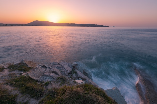 Las famosas rocas gemelas en la costa de Hendaia en el País Vasco.