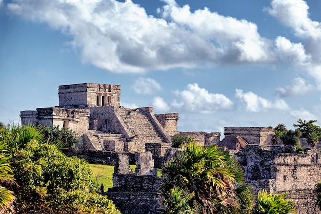 Foto famosas ruinas históricas de tulum en méxico en verano