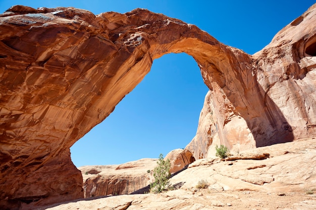 Foto famoso arco de corona en el sur de utah, ee.