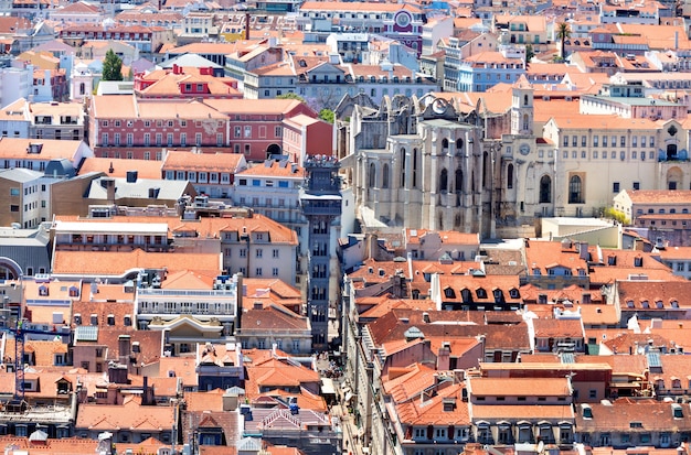 Famoso ascensor histórico en el centro de Lisboa con techos rojos (elevador de santa justa), Portugal