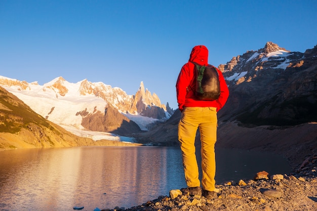 Famoso belo pico cerro torre nas montanhas da patagônia, argentina. belas paisagens de montanhas na américa do sul.