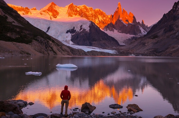 Famoso belo pico Cerro Torre nas montanhas da Patagônia, Argentina. Belas paisagens de montanhas na América do Sul.