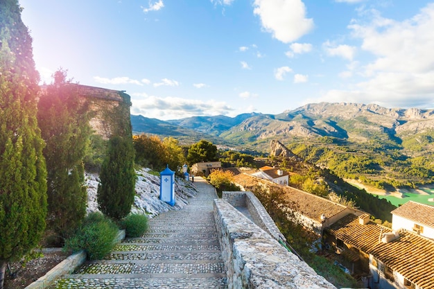 El famoso Campanario y Gateway en Guadalest cerca de Benidorm en España, fondo de viaje horizontal.