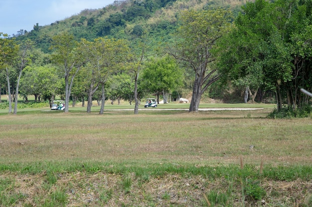 Famoso campo de golf y carro de golf en Nakhon Nayok Tailandia