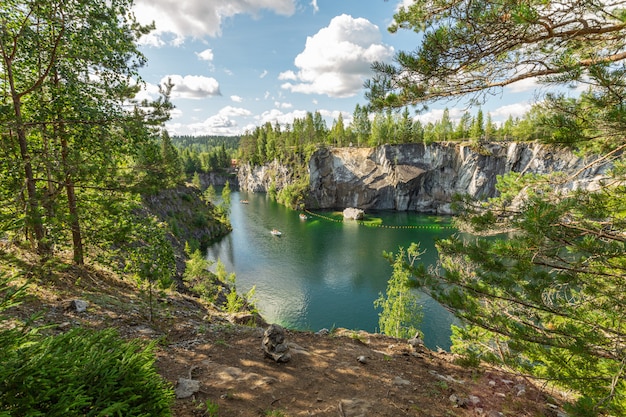 Famoso cañón de mármol con montañas y un lago de color verde intenso durante la temporada alta de turismo en Ruskeala, Karelia.