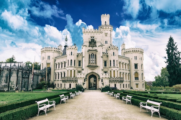 Famoso castillo checo Hluboka nad Vltavou, edificio medieval con hermoso parque, fondo europeo de viajes al aire libre