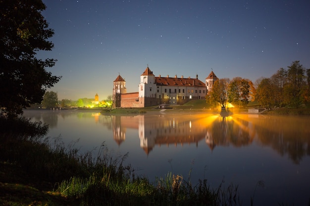 Famoso castillo de Mir (Bielorrusia) a la luz de la luna