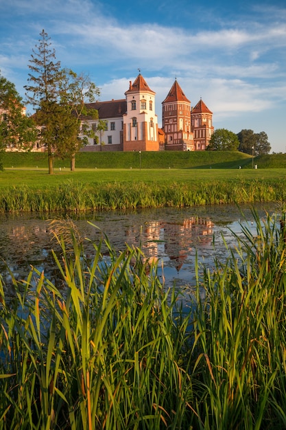 Famoso castillo de Mir (Bielorrusia) por la noche