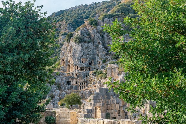 Famoso complexo de túmulos rochosos com as ruínas de um antigo teatro em primeiro plano em myra de lycia (agora demre, turquia)