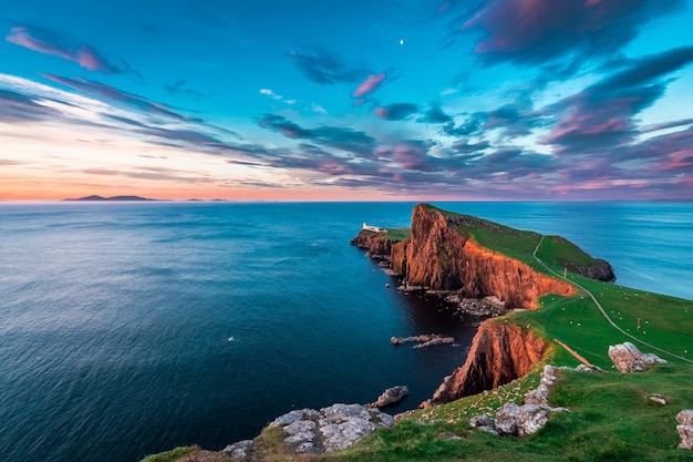 Famoso crepúsculo no farol de Neist Point na Escócia