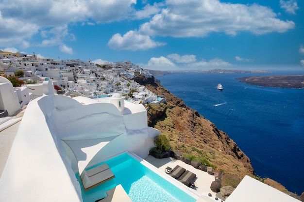Famoso destino de viaje con paisajes increíbles con piscinas y lujoso turismo europeo Santorini Grecia
