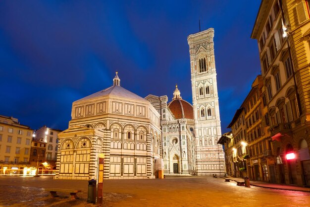 Famoso duomo santa maria del fiore, batistério e campanário de giotto na piazza del duomo pela manhã em florença, toscana, itália