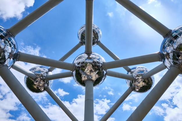 El famoso edificio emblemático Atomium