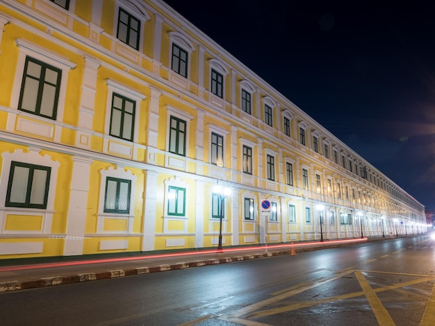 Famoso estilo de arte europeo de la pared del edificio del Ministerio de Defensa de Tailandia con vista nocturna