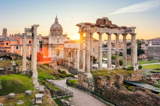 Foto famoso fórum romano em roma, itália durante o nascer do sol.