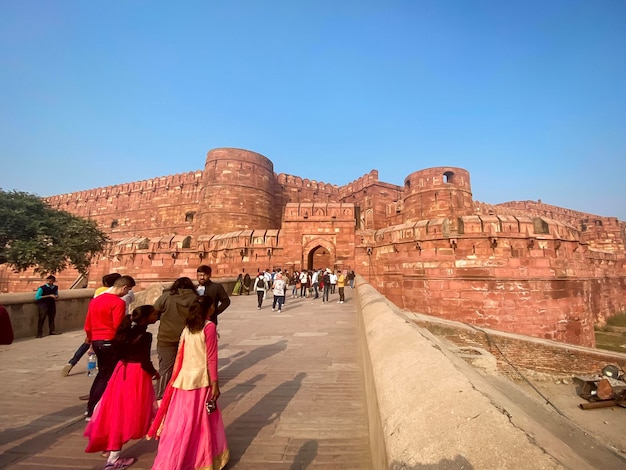 El famoso fuerte rojo en la ciudad de Agra India Los turistas visitan una popular atracción turística