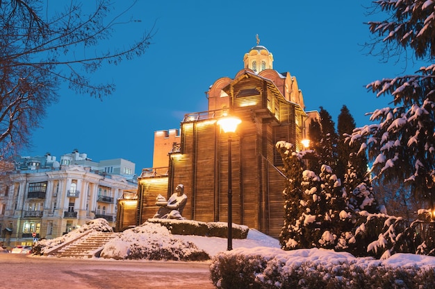 Famoso Golden Gates em Kiev Ucrânia um dos lugares turísticos mais visitados da cidade à noite no inverno