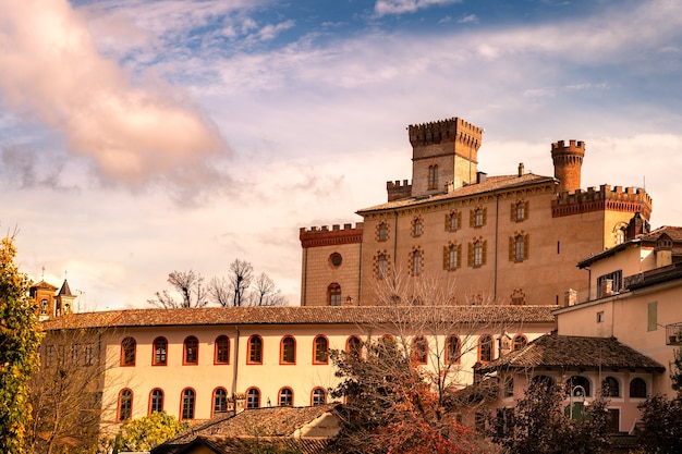 Famoso y hermoso pueblo de Barolo en Piemonte Langhe Italia