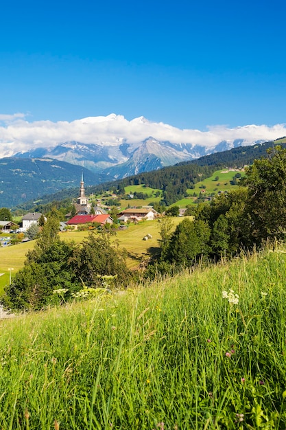 Famoso y hermoso pueblo de Combloux, Alpes, Saboya, Francia