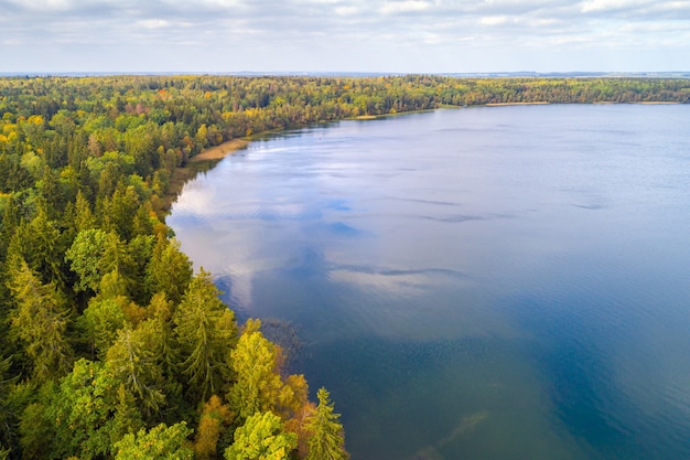 Famoso lago Sviciaz (foto aérea)