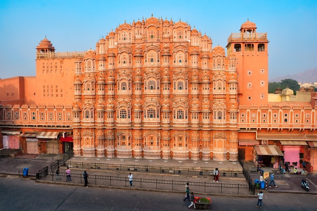 Famoso marco histórico rosa hawa mahal palácio dos ventos com pessoas e transporte jaipur rajasthan india