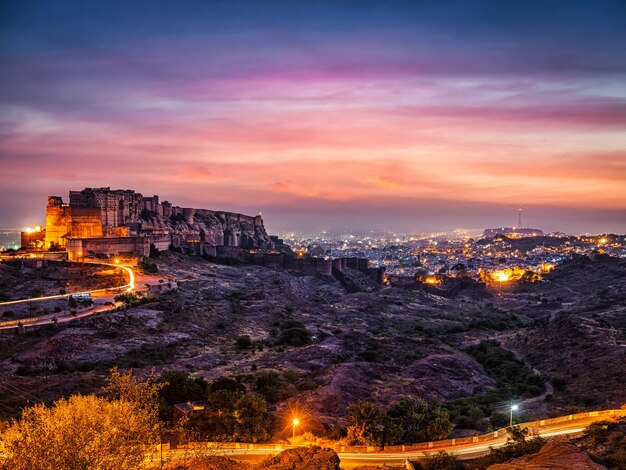 Famoso marco turístico indiano Forte Mehrangarh no crepúsculo Jodhpur Rajasthan Índia