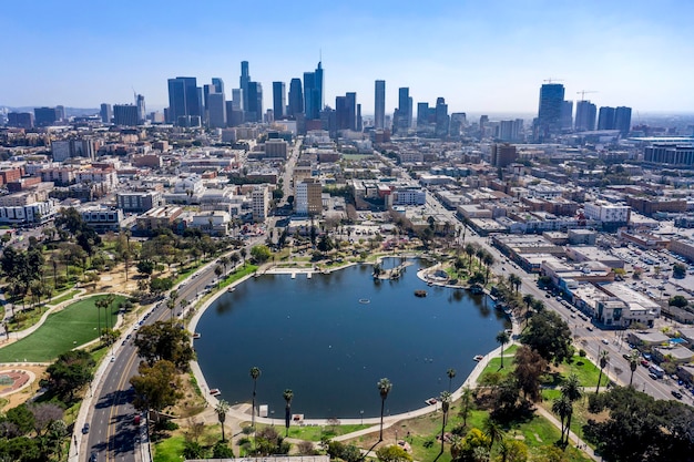 Foto famoso mcarthur park no centro de los angeles, destacado pelo horizonte de arranha-céus