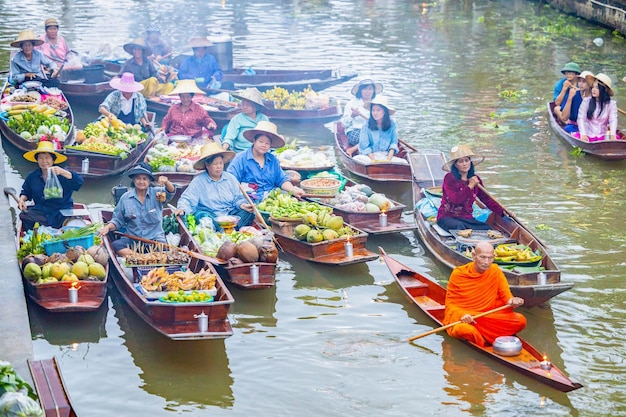 Foto el famoso mercado flotante en tailandia damnoen saduak el mercado flotante ratchaburi tailandia