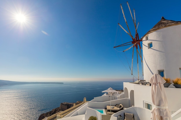 tradicional moinho de vento dentro oia em santorini ilha, Grécia