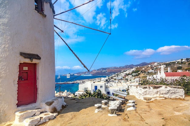 Famoso molino de viento antiguo en Chora con vistas a la ciudad Día soleado de verano Isla de Mykonos Grecia