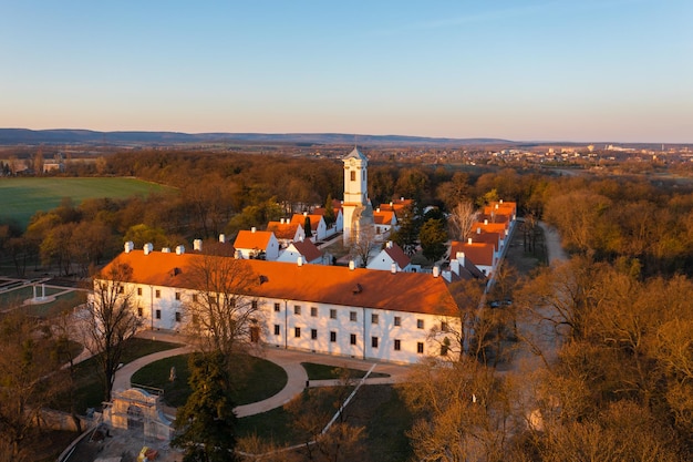 El famoso monasterio barroco camaldolese en majk en una mañana de primavera desde el punto de vista de un avión no tripulado