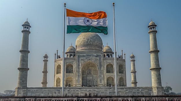 Famoso monumento indio y punto de referencia El Taj Mahal Agra con la bandera nacional de la India en el feliz Día de la Independencia de la India