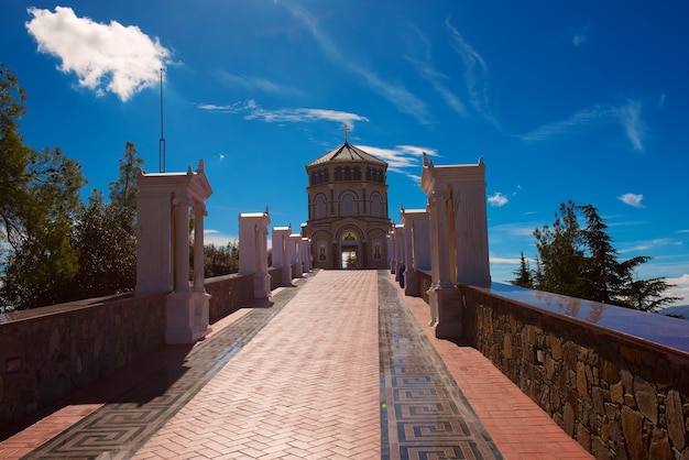 Famoso mosteiro ortodoxo de Kykkos, mosteiro sagrado da Virgem de Kykkos em Chipre. Caminho para a igreja perto do túmulo do rei Macário. Imagem de turismo de viagem