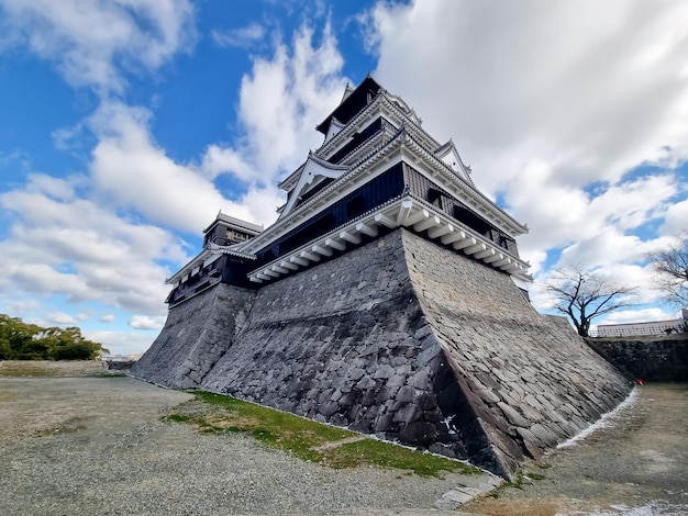 El famoso paisaje antiguo edificio del castillo de Kumamoto en el norte de Kyushu, Japón