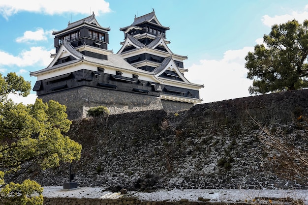 Famoso paisaje del castillo de Kumamoto en el norte de Kyushu Japón después de la caída de nieve